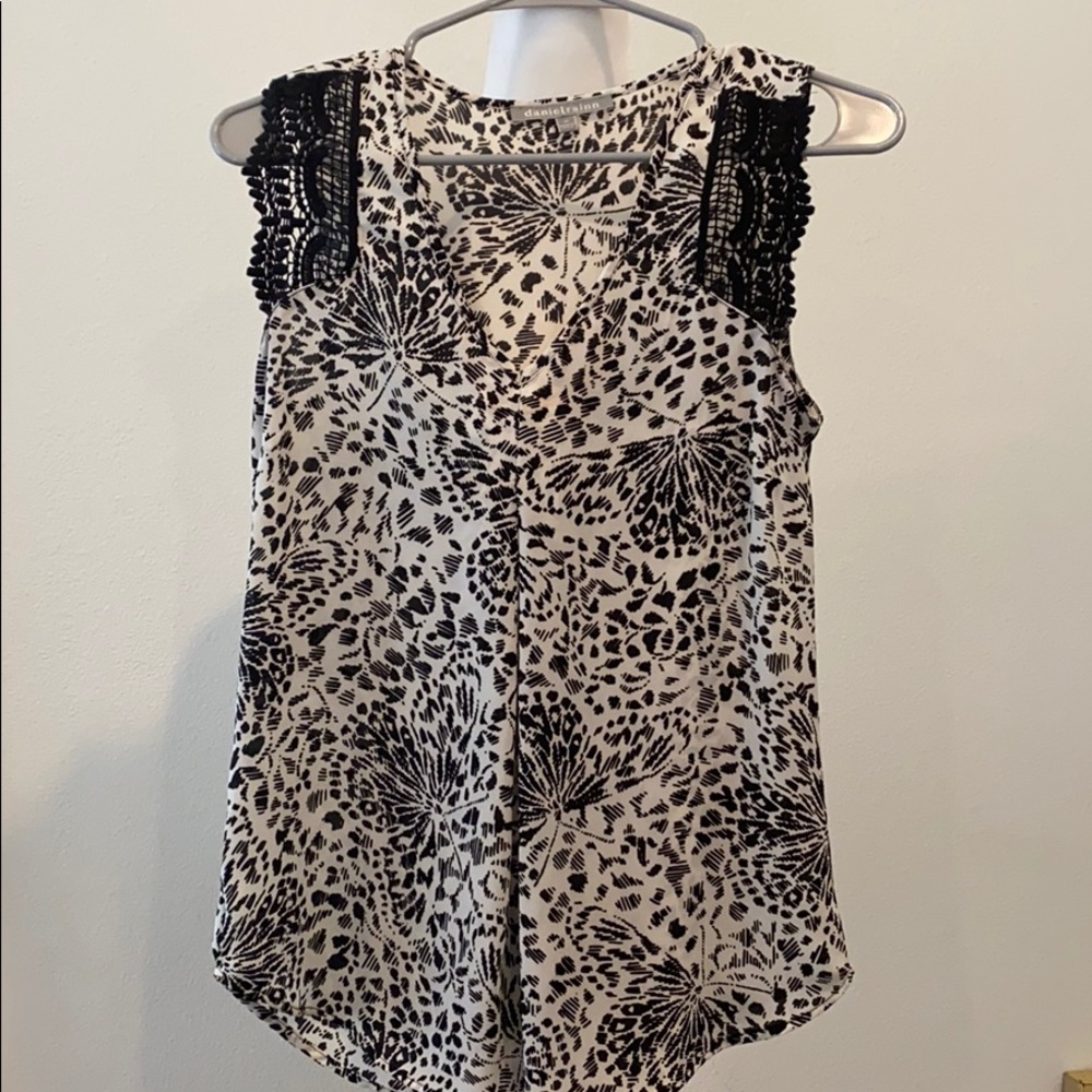 Black/white sleeveless lace blouse, dress shirt - Picture 1 of 1